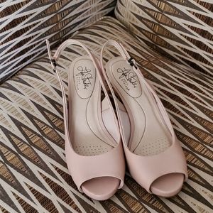 Lifestride Comfort sling back sandals, size 8. Pink